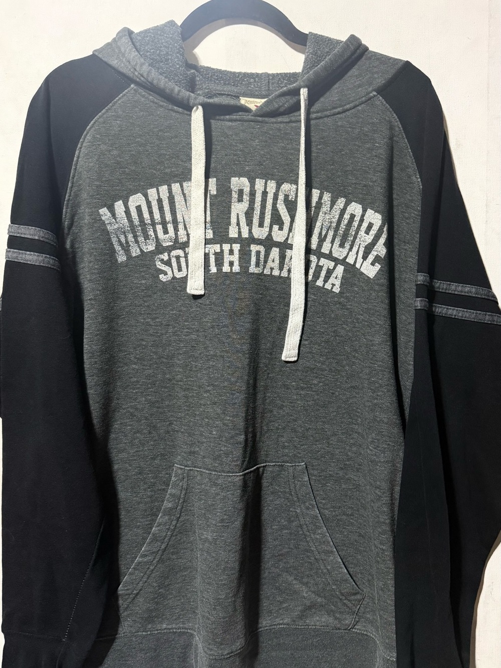 Mount Rushmore South Dakota Men's Gray & Black Pullover Hoodie